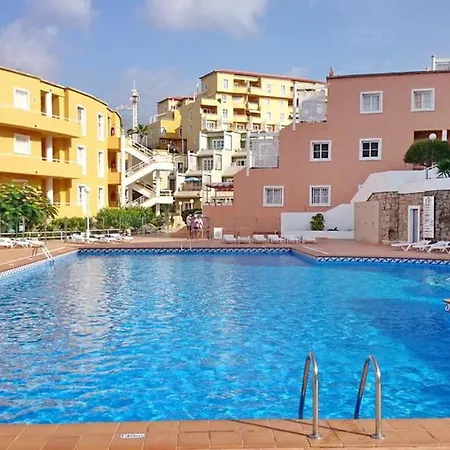 Modern In Complex With Pool In 아데제