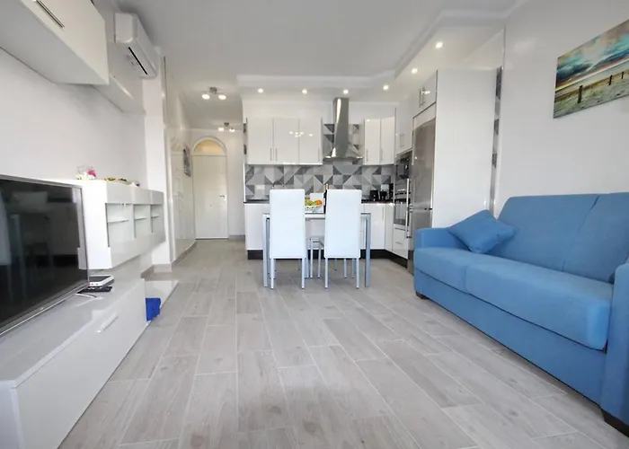 Modern In Complex With Pool In 아데제