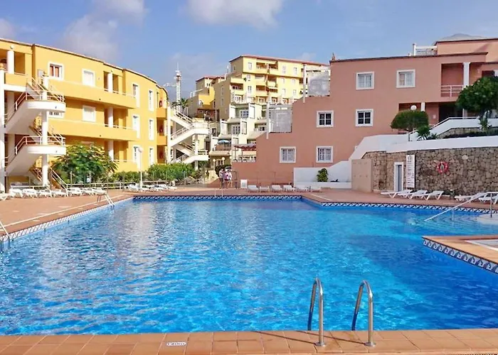 Modern In Complex With Pool In أذيخي